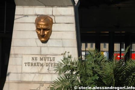 Atatürk alla stazione di Sirkeci a İstanbul 